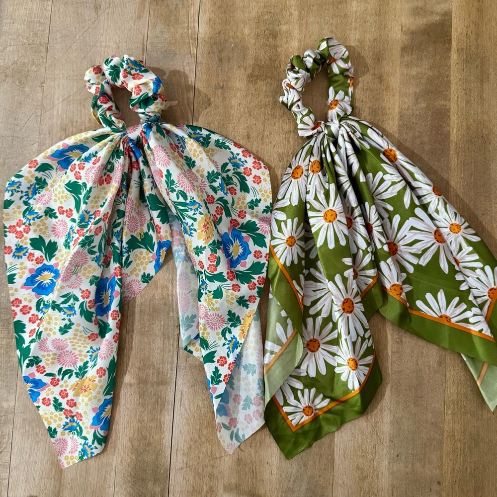 Floral and Daisy Print  Hair Scrunchies Set NWOT